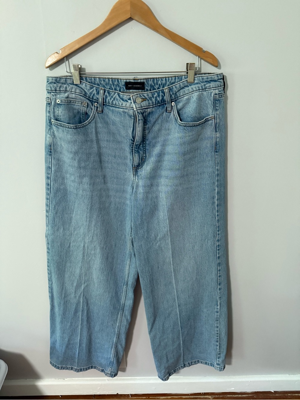 Light Wash Women's Wide-Leg Cropped Jeans - Unbranded